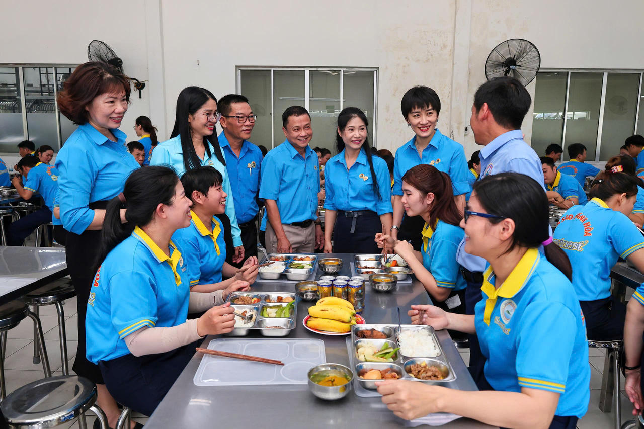 Bữa cơm công nhân chất lượng.