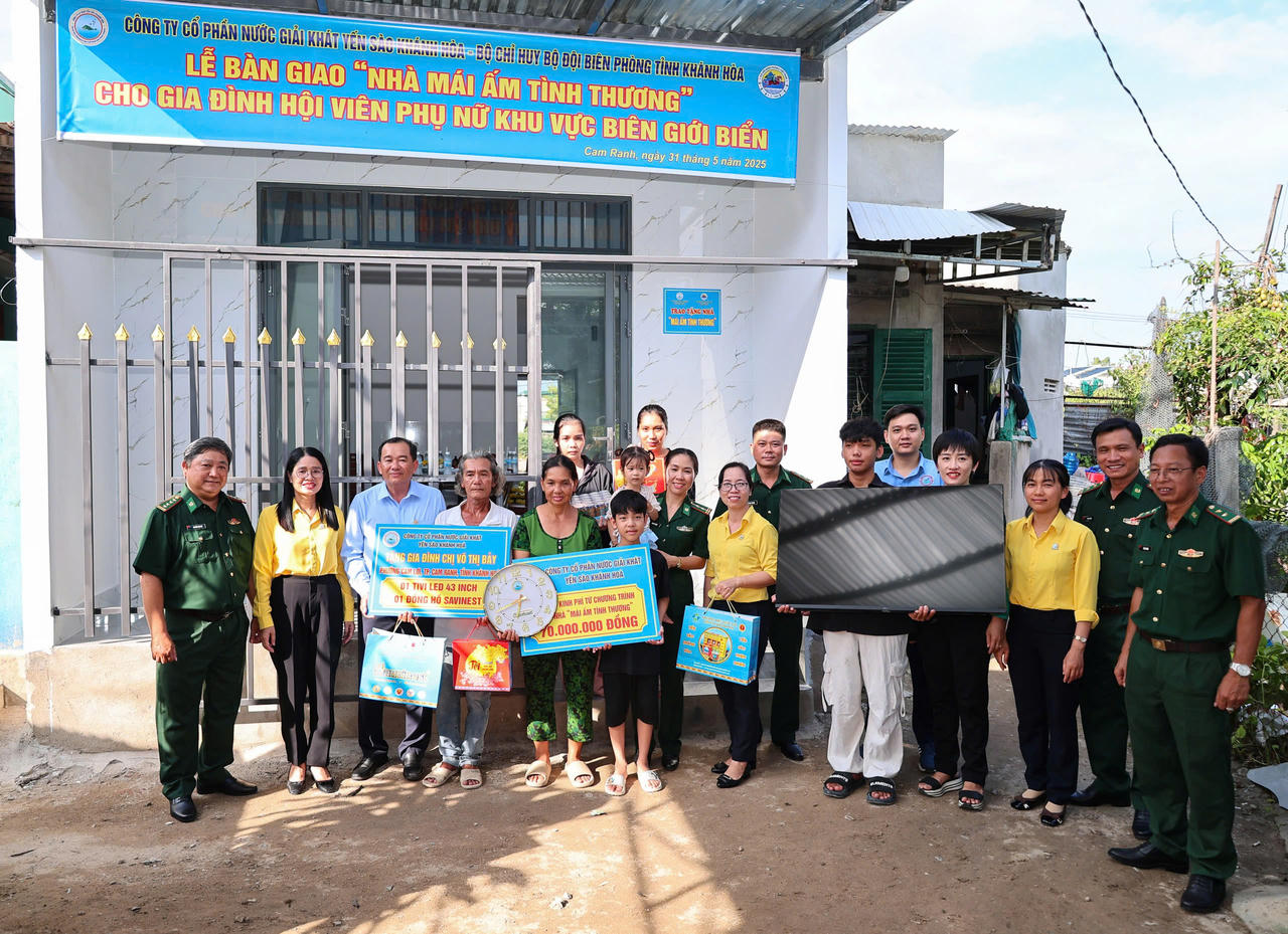 Sanvinest Khánh Hòa trao tặng nhà tình nghĩa tại Cam Ranh.