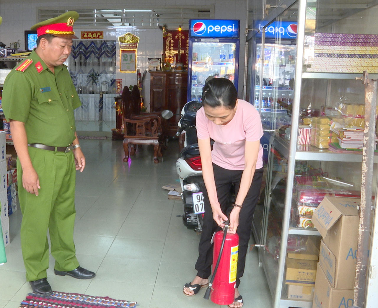 Lực lượng chức năng kiểm tra điều kiện an toàn PCCC tại cơ sở thuộc diện quản lý.