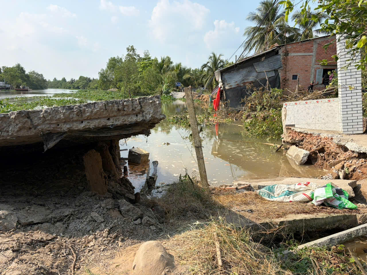 Đoạn bờ sông bị sạt lở dài khoảng 75m.