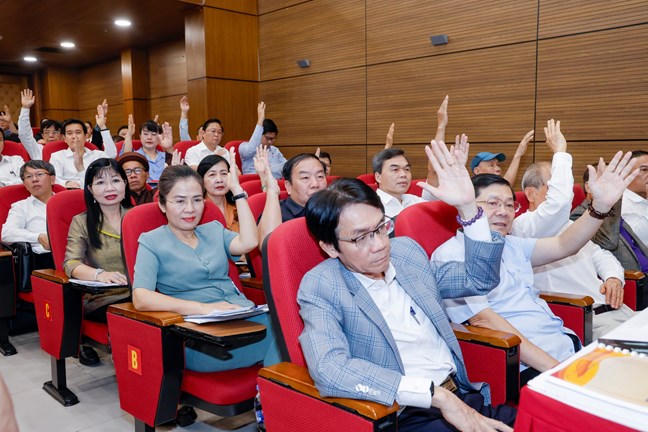 Đại biểu tiến hành biểu quyết tại Hội nghị.