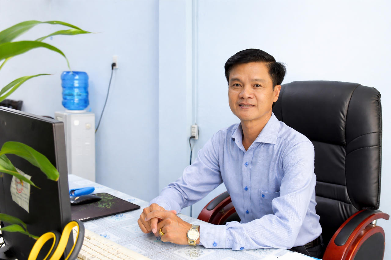 Ông Võ Văn Bửu - Chủ tịch UBND xã Đông Hải, trao đổi với phóng viên.