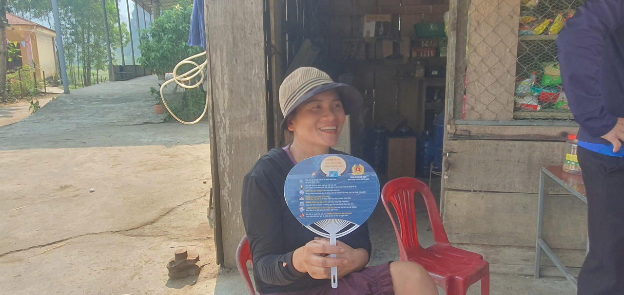 Những chiếc quạt tay trở thành ‘kênh tuyên truyền pháp luật’ ở vùng biên Quảng Trị