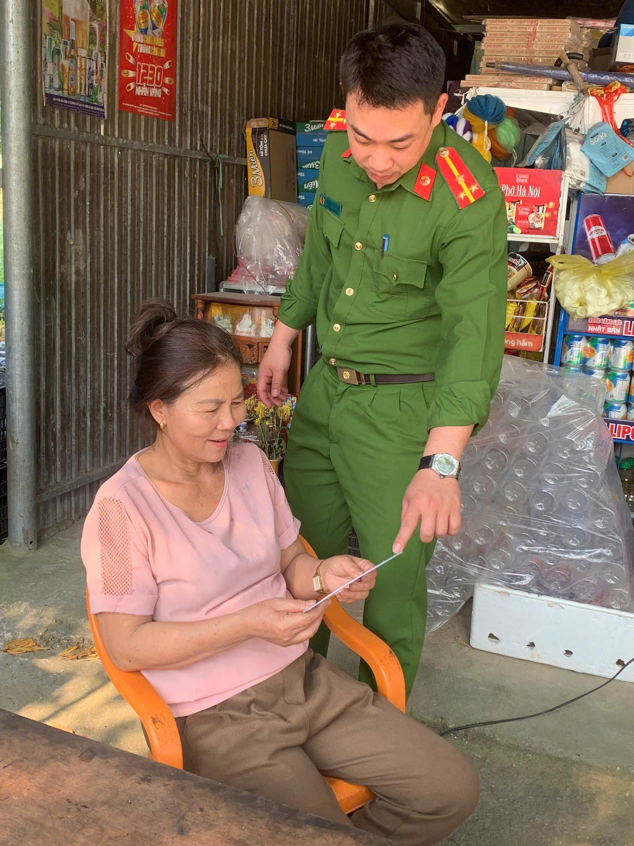 Chị Đinh Thị Thu Hà cho rằng mô hình tuyên truyền bằng quạt tay thiết thực, dễ hiểu và phù hợp với người dân vùng biên.