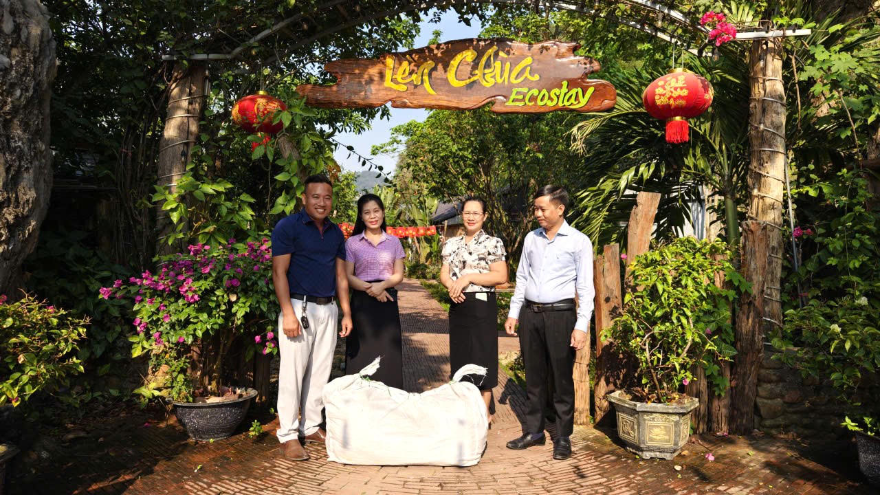 Chính quyền địa phương trực tiếp xuống cơ sở, tìm giải pháp tiêu thụ nông sản cho nhân dân trong những ngày cao điểm nắng nóng.