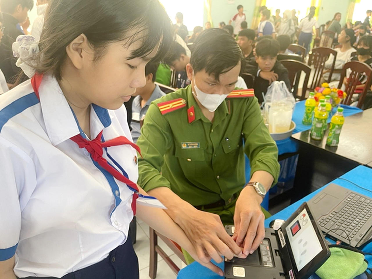 Phòng Cảnh sát QLHC về TTXH Công an tỉnh Cà Mau phối hợp với Công an xã Châu Thới tổ chức cấp Căn cước, định danh điện tử cho học sinh, tạo thuận lợi cho phụ huynh và nhà trường.