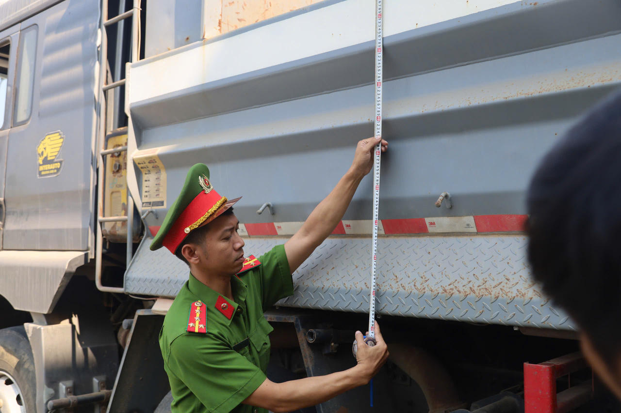 Quảng Ngãi: Công an ra quân siết quản lý xe tải tự đổ, ngăn chặn vi phạm tải trọng