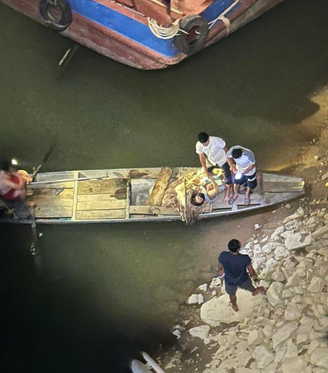 Đoạn xảy ra vụ việc người phụ nữ ôm con nhảy cầu được cứu sống trong đêm tối (ảnh facebook)