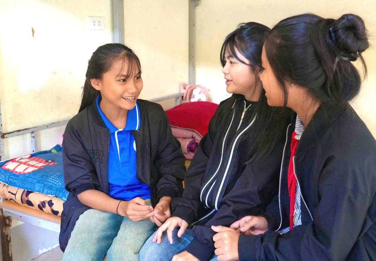 &nbsp;Các em học sinh rất phấn khởi vì được nghỉ lại buổi trưa tại trường.