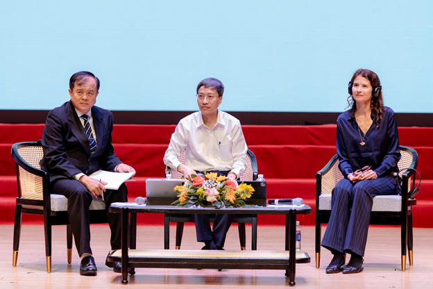 Các chuyên gia y tế tham dự thảo luận tại hội nghị