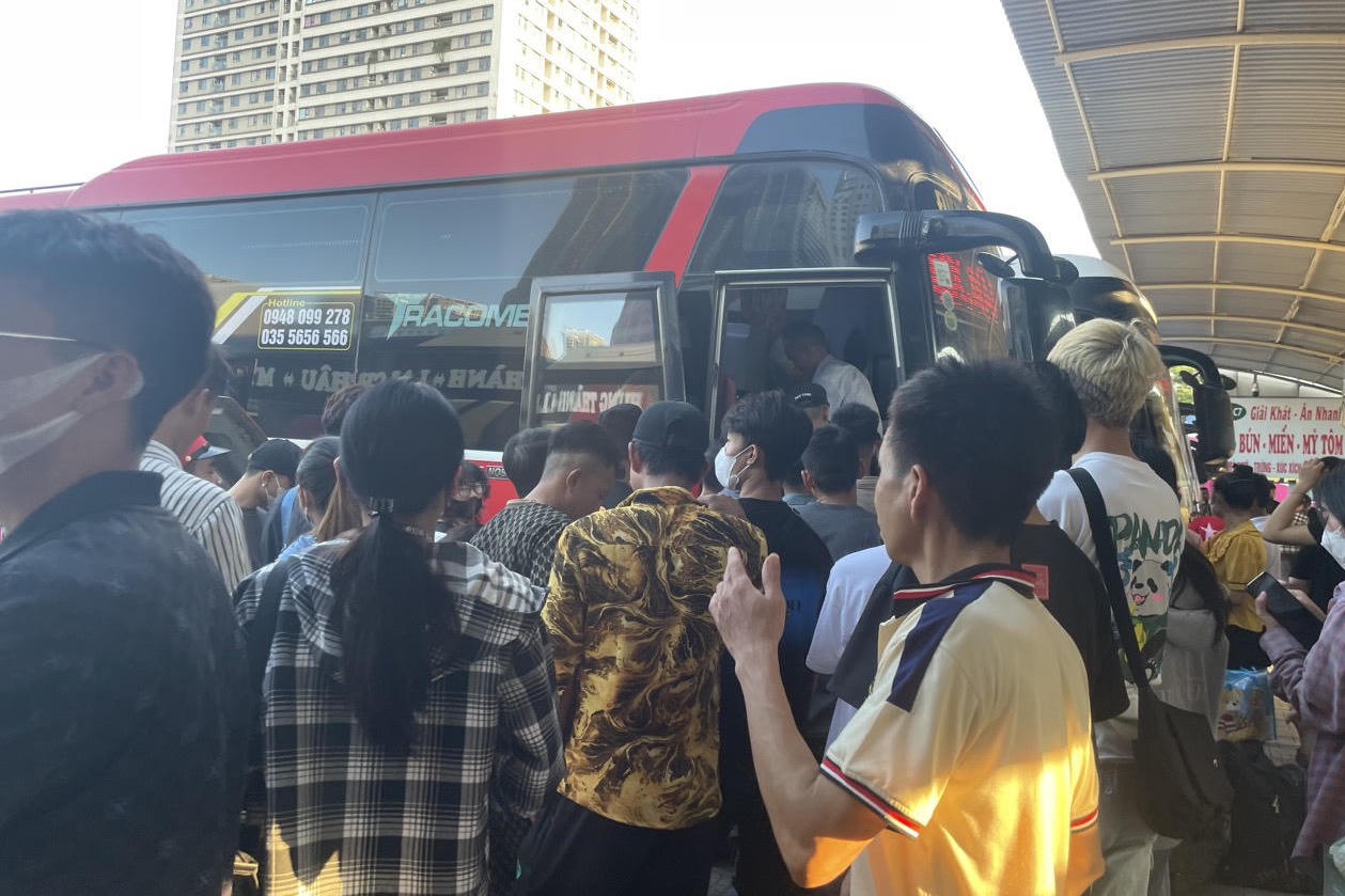 Tăng khoảng 200% lượng khách bến xe ở Hà Nội dịp lễ 30/4 và 1/5