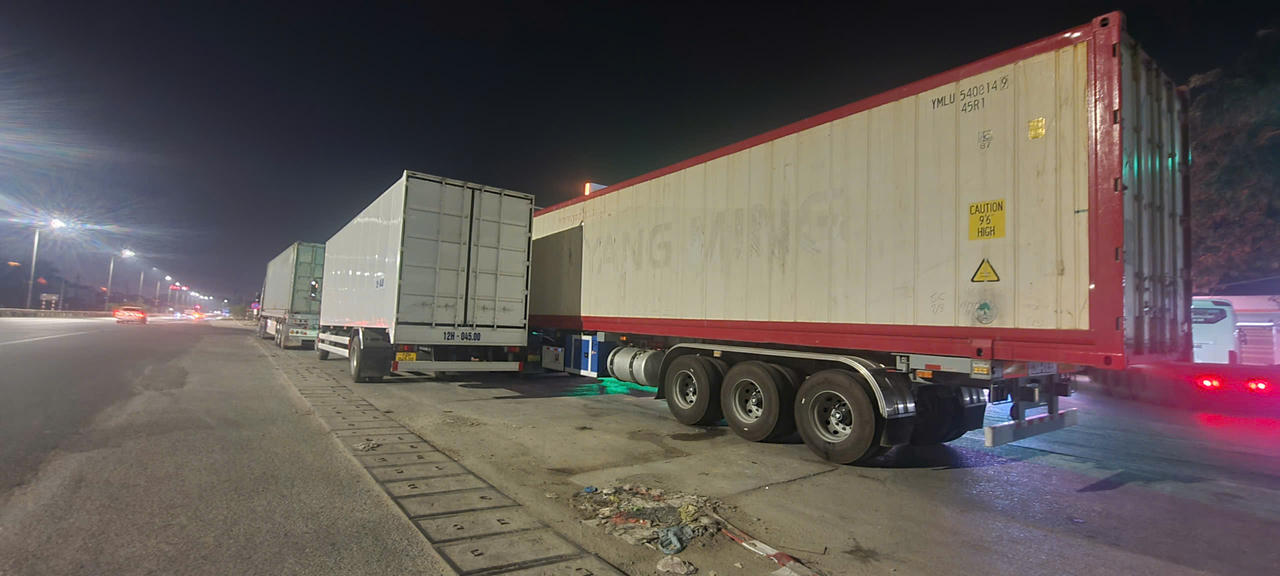 Nhiều xe container đỗ qua đêm cạnh quốc lộ 1A khu vực gần cửa khẩu. (Ảnh: Minh Hữu).