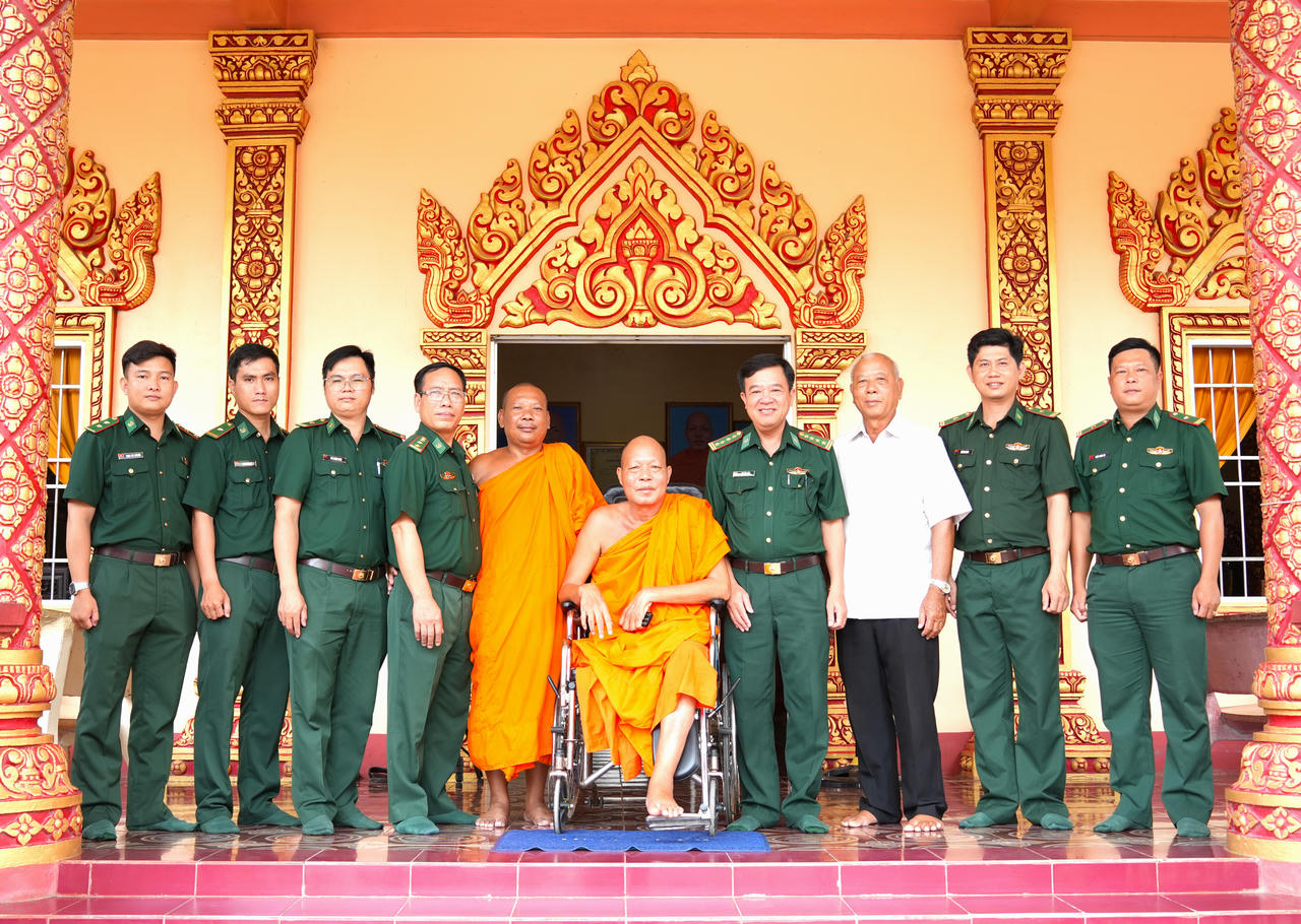 Đoàn công tác BĐBP tỉnh Cà Mau chụp ảnh lưu niệm cùng chư tăng, sư sãi chùa Xiêm Cán.