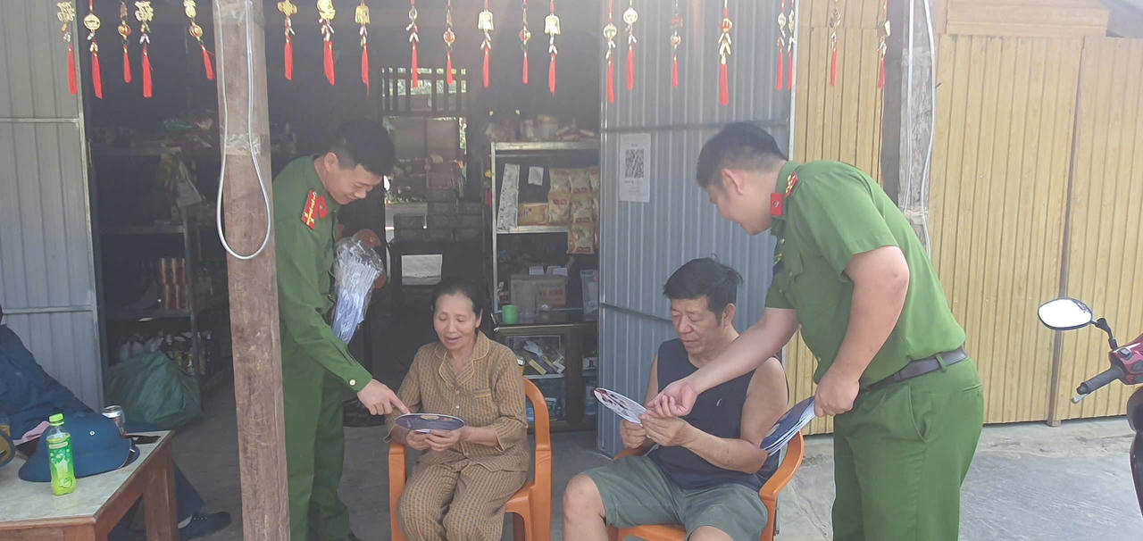 Công an xã Kim Điền trực tiếp tuyên truyền, hướng dẫn người dân nhận diện các thủ đoạn lừa đảo thông qua những chiếc quạt tay.