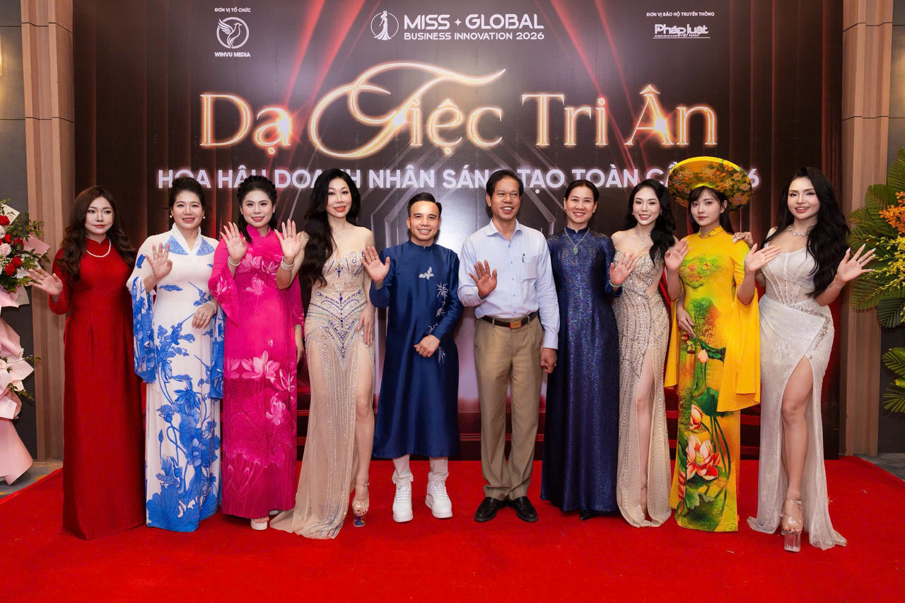 Các khách mời, nghệ sĩ và đại diện Ban Tổ chức chụp ảnh lưu niệm tại thảm đỏ Tiệc tri ân Nhà tài trợ Miss Global Business Innovation 2026.