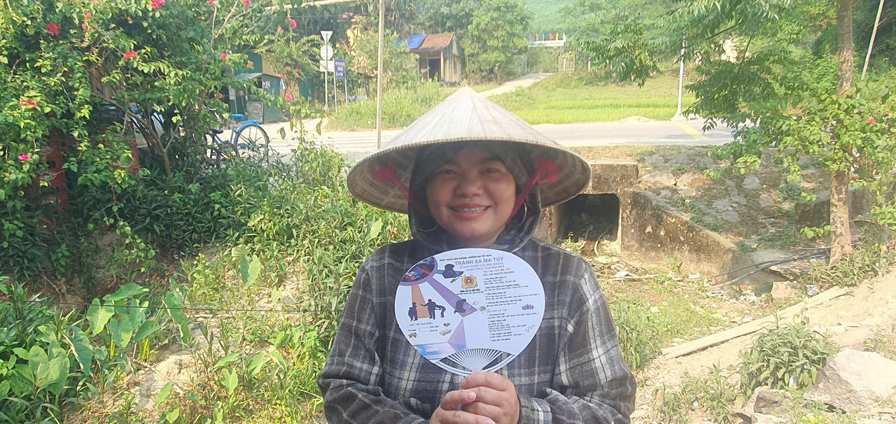 Những chiếc quạt tay trở thành ‘kênh tuyên truyền pháp luật’ ở vùng biên Quảng Trị
