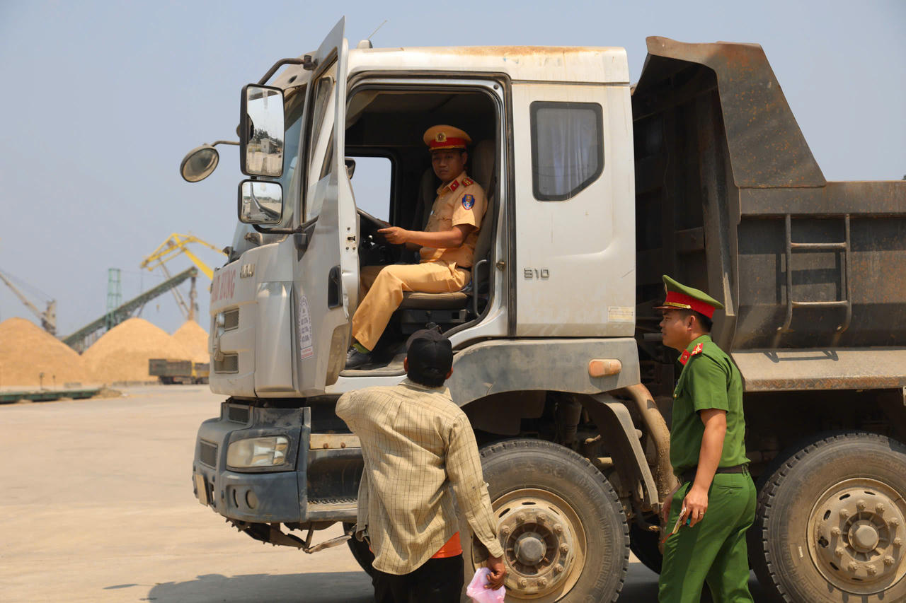 Quảng Ngãi: Công an ra quân siết quản lý xe tải tự đổ, ngăn chặn vi phạm tải trọng