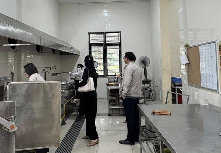 Nhà trường và ban đại diện phụ huynh kiểm tra bếp ăn bán trú tại một cơ sở giáo dục trên địa bàn Nghệ An. Ảnh CSCC