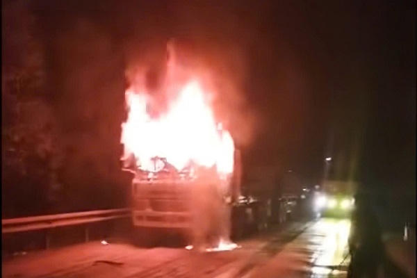 Xe đầu kéo bốc cháy dữ dội trên Quốc lộ 12A