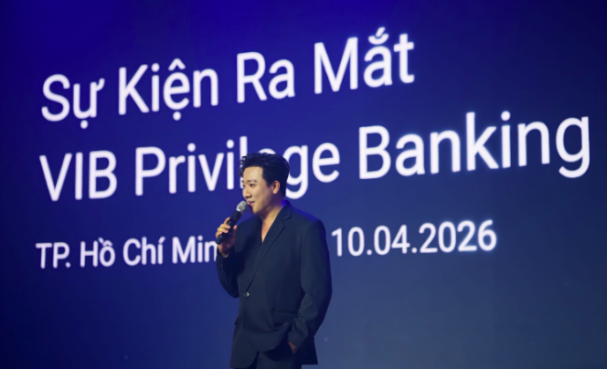 Trấn Thành tại sự kiện trải nghiệm Aurora - không gian nghệ thuật ánh sáng tương tác, tái hiện tinh thần chuyển động và độc bản của khách hàng VIB Privilege Banking.&nbsp;