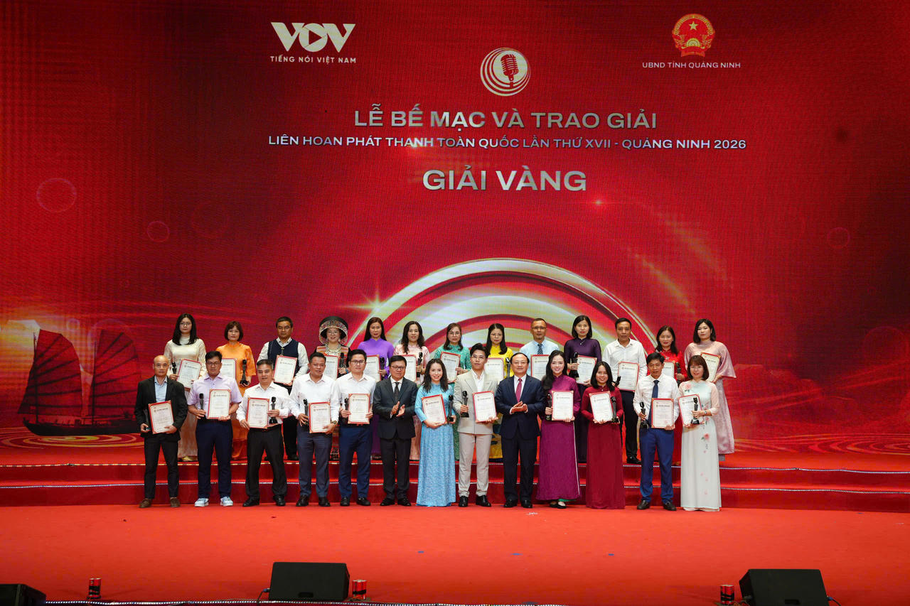Các tác giả nhận giải thưởng tại&nbsp;Liên hoan Phát thanh toàn quốc lần thứ 17 (Ảnh: BTC).