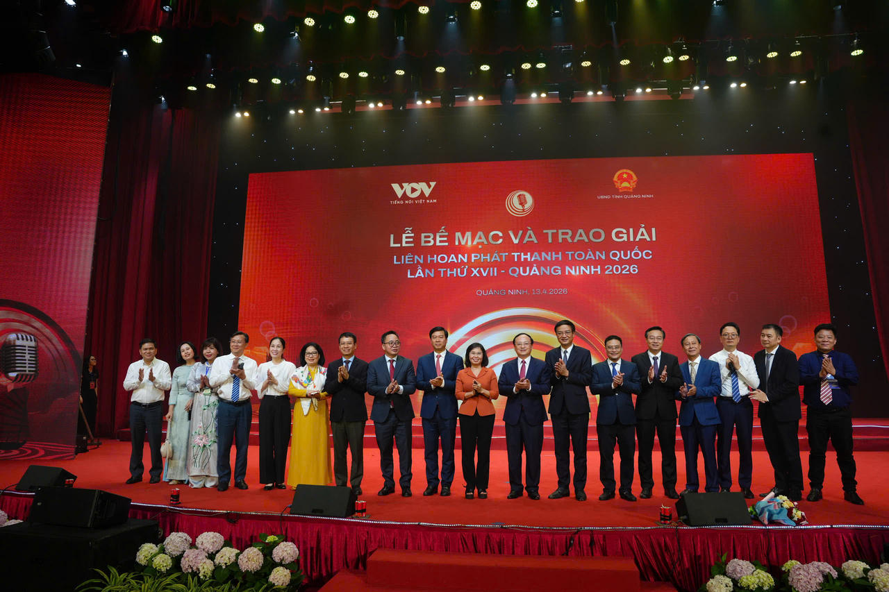 Các thành viên ban tổ chức và ban giảm khảo (ảnh BTC).