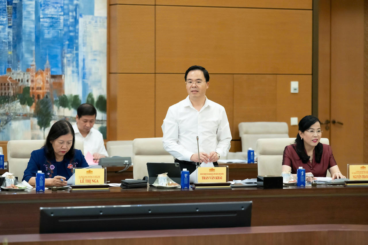 Phó Chủ nhiệm Uỷ ban KH,CN&MT của QH Trần Văn Khải - Tổ trưởng Tổ Công tác giúp việc Ban Chỉ đạo báo cáo tại cuộc họp.