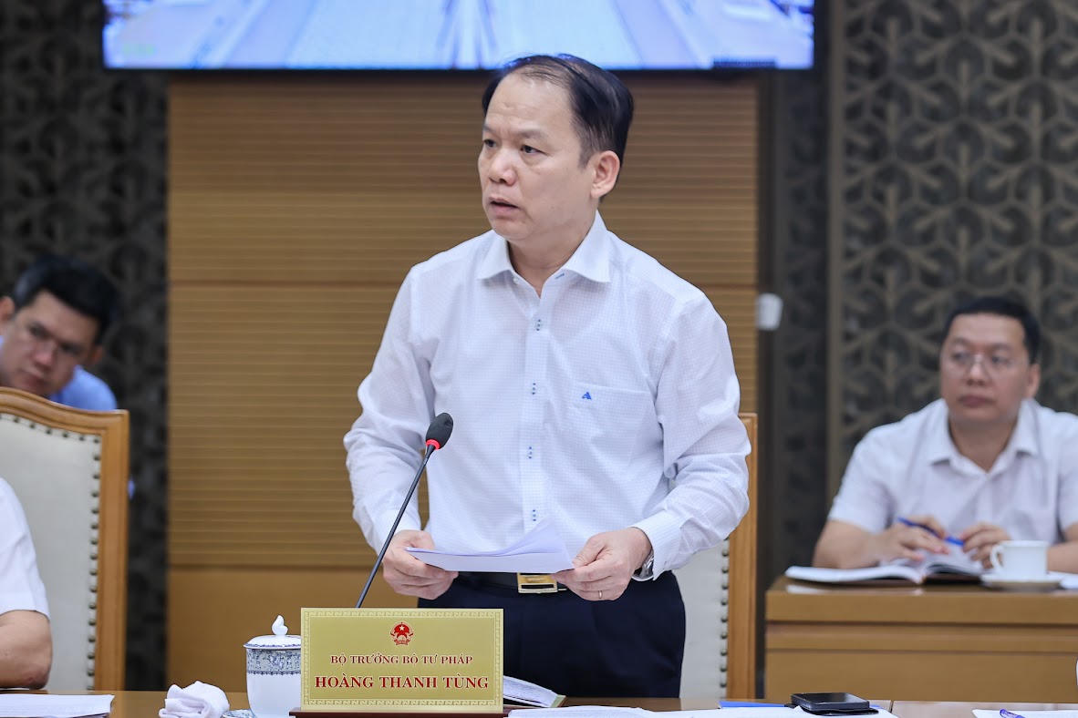 Bộ trưởng Bộ Tư pháp Hoàng Thanh Tùng báo cáo tại cuộc họp.