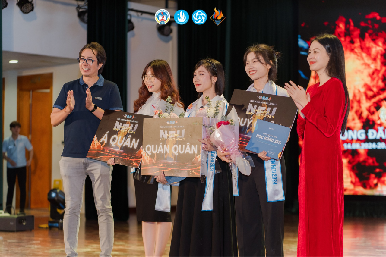 Khoảnh khắc Ban tổ chức trao giải cho các cá nhân có thành tích xuất sắc trong cuộc thi