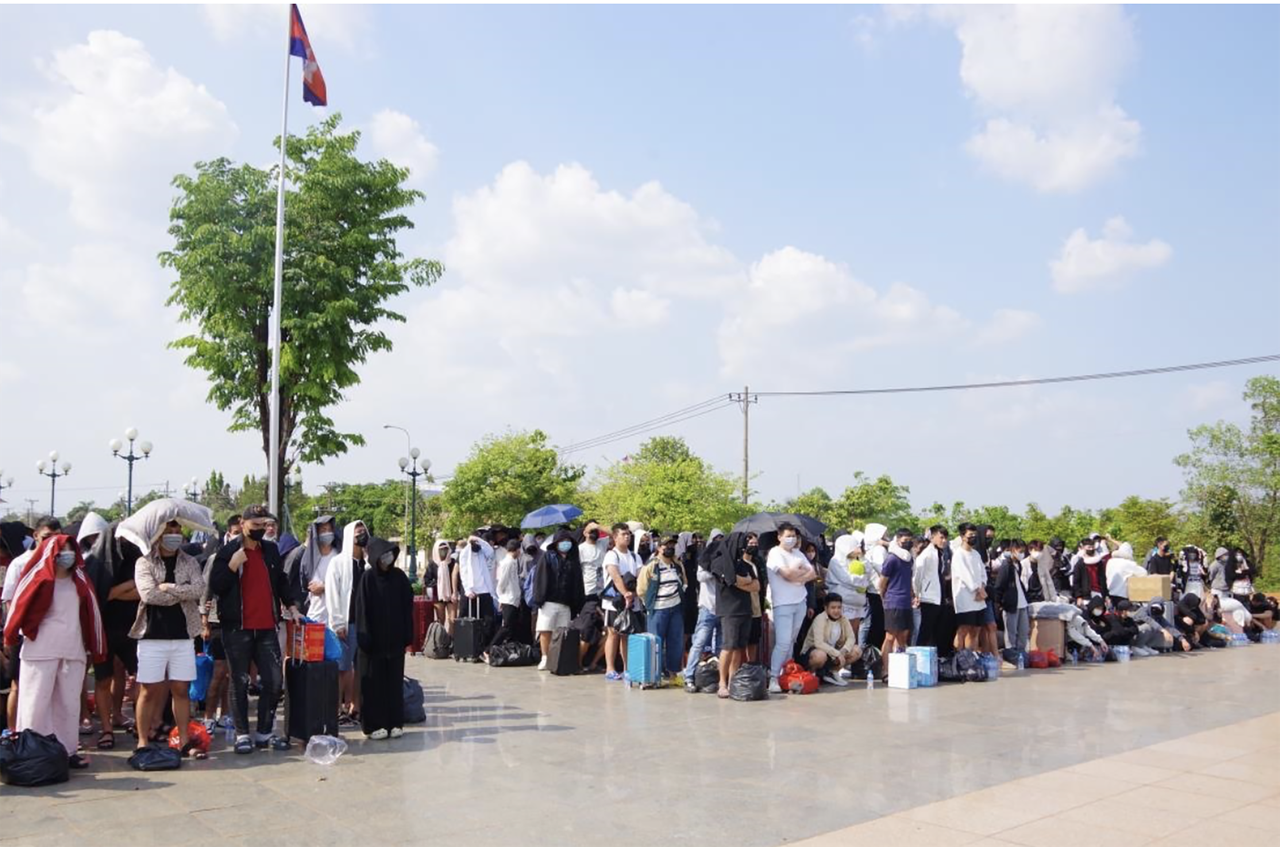 Các công dân Việt Nam được lực lượng chức năng Campuchia trao trả qua cửa khẩu quốc tế Hoa Lư, tỉnh Đồng Nai vào ngày 17/3/2026. Ảnh Thế Cường 