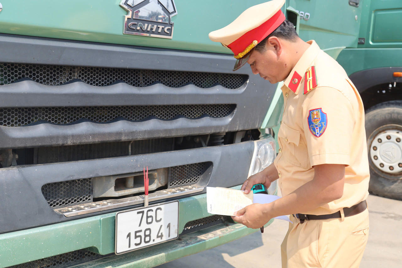 Quảng Ngãi: Công an ra quân siết quản lý xe tải tự đổ, ngăn chặn vi phạm tải trọng