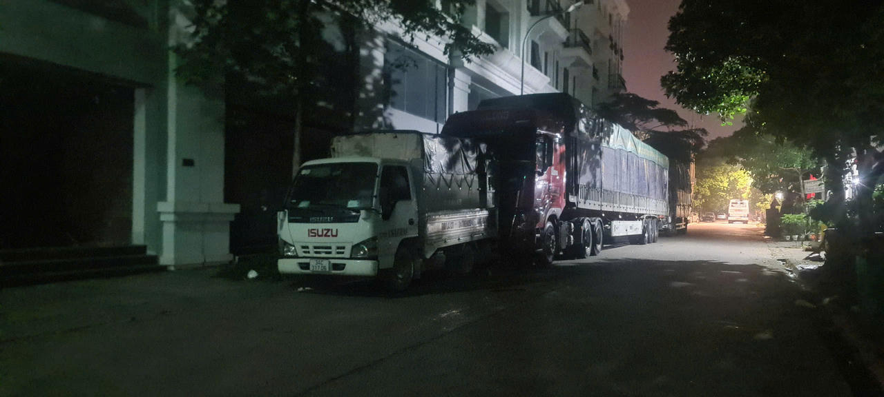 Hạ tầng bến bãi còn hạn chế, nhiều xe chở hàng đỗ dọc một số đường để trú đêm tại khu vực gần cửa khẩu Lạng Sơn. (Ảnh: Minh Hữu).