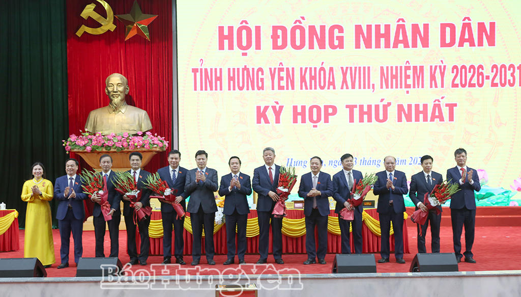 Thường trực Tỉnh ủy, Thường trực HĐND tỉnh tặng hoa chúc mừng đồng chí Chủ tịch UBND tỉnh, các đồng chí Phó Chủ tịch UBND tỉnh, nhiệm kỳ 2026 - 2031. (Ảnh Báo Hưng Yên)
