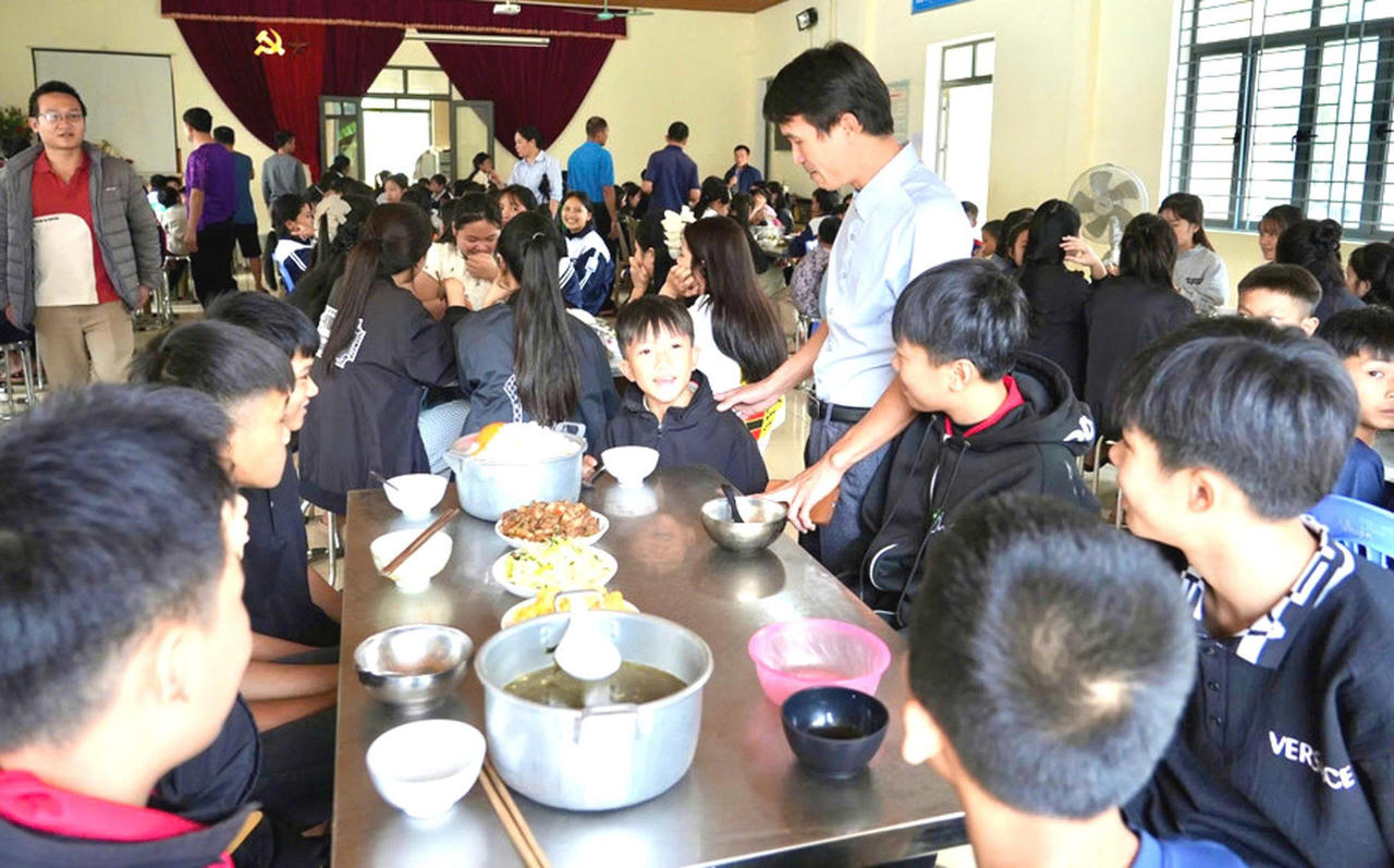 Bữa cơm trưa ấm lòng học trò vùng cao xứ Nghệ