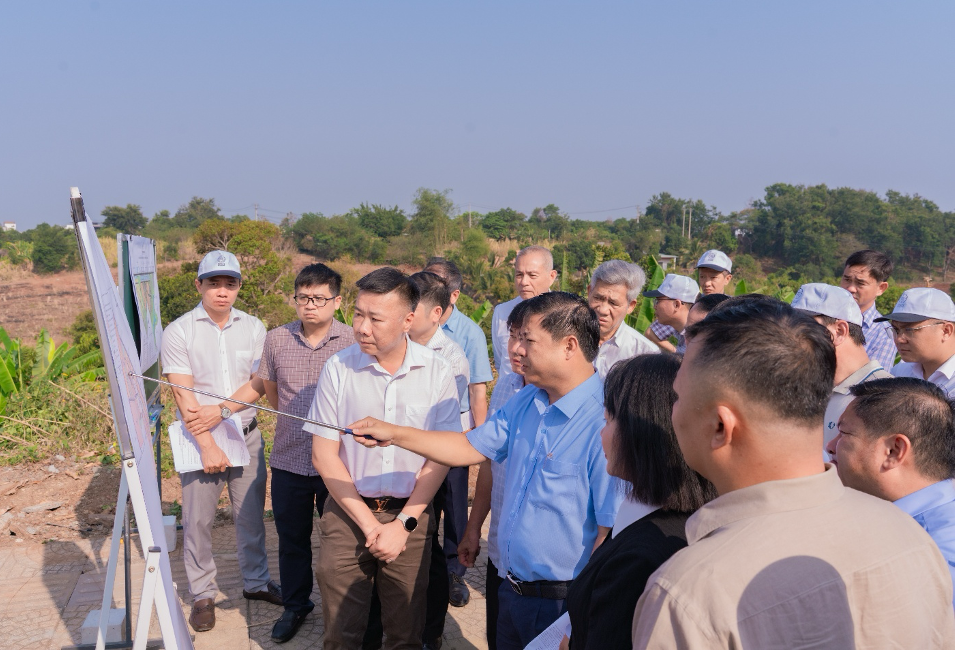 Bí thư Tỉnh ủy Đắk Lắk Lương Nguyễn Minh Triết (áo xanh, đứng giữa) khảo sát tại dự án Khu đô thị sinh thái văn hóa cà phê Suối Xanh, chỉ đạo các sở ngành tháo gỡ vướng mắc, tạo điều kiện để triển khai giai đoạn 2 của dự án trọng điểm này.