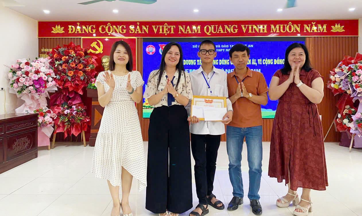 Em nam sinh lớp 10 Võ Hoàng Thành được nhà trường tuyên dương hành động dũng cảm cứu người gặp nạn trên biển.