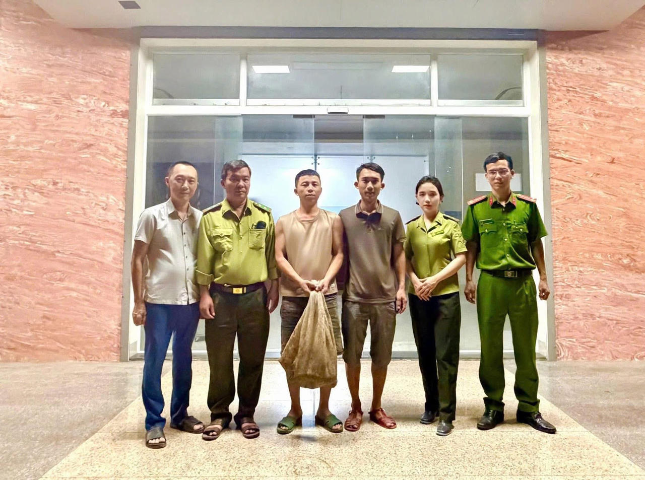 Người dân ở Quảng Trị tự giao nộp 2 cá thể tê tê 