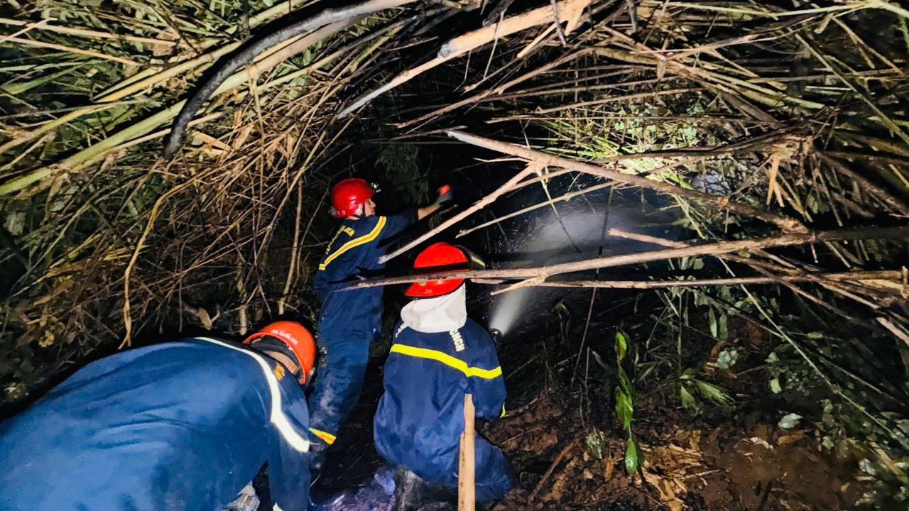 Công an Quảng Trị hỗ trợ dập tắt cháy rừng tại Lào, bảo vệ khu dân cư