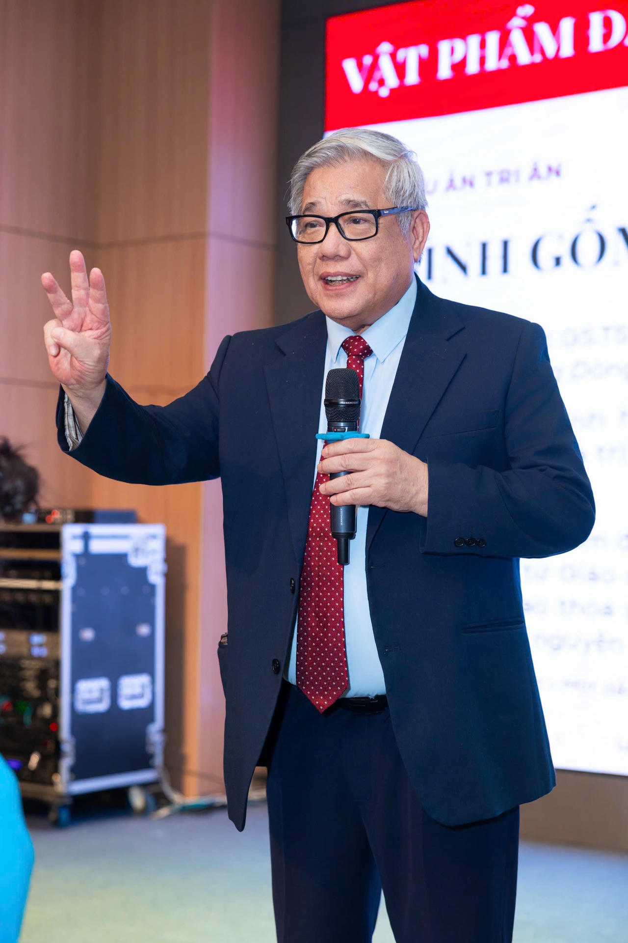 GS.TSKH Vũ Minh Giang phát biểu tại Lễ trao Sash & Tri ân Nhà tài trợ Miss Global Business Innovation 2026, chia sẻ những định hướng và giá trị nhân văn mà cuộc thi hướng tới.