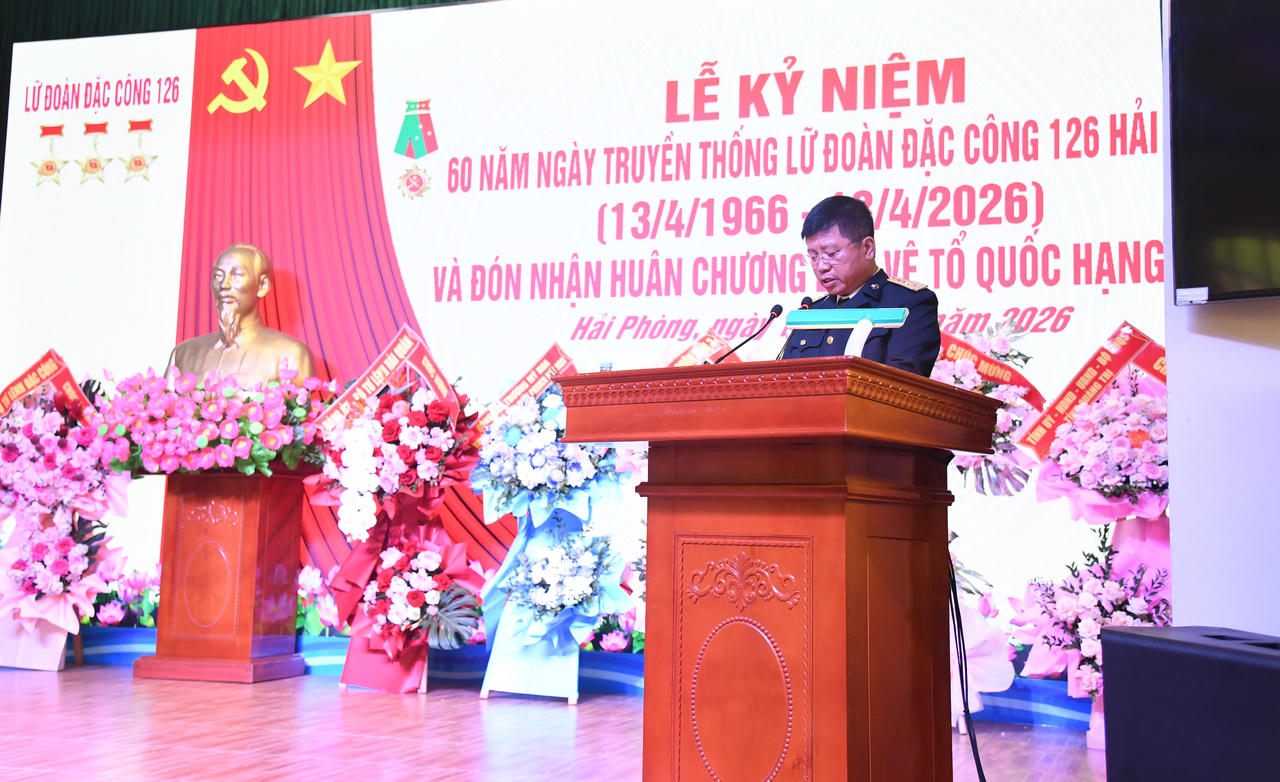 Đồng chí Đại tá Phan Văn Cảnh, Phó Bí thư Đảng ủy, Lữ đoàn trưởng đọc diễn văn Lễ kỷ niệm.