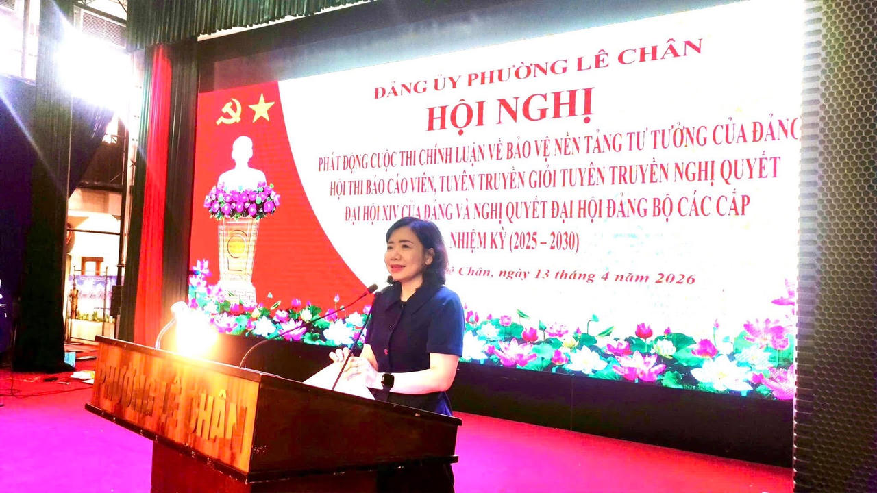 Phó Bí thư Thường trực Đảng ủy phường Lê Chân Nguyễn Thị Minh Ngọc phát biểu tại hội nghị.