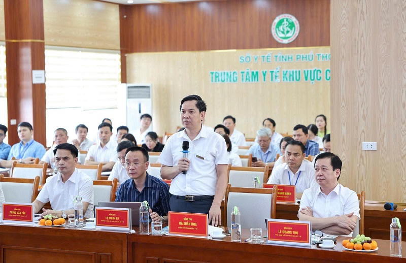 Đồng chí Hà Xuân Hoa - Bí thư Đảng ủy, Giám đốc Trung tâm Y tế khu vực Cẩm Khê phát biểu tại buổi làm việc (Ảnh: SYT Phú Thọ).
