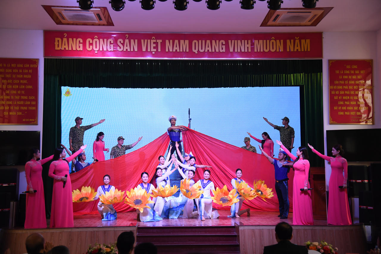 Văn nghệ chào mừng Lễ kỷ niệm.