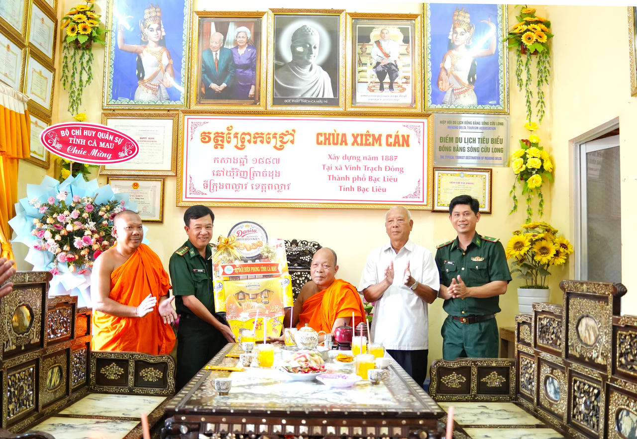 Đại tá Võ Văn Dúl - Trưởng phòng Nghiệp vụ, Ban Chỉ huy BĐBP tỉnh Cà Mau cùng đoàn công tác thăm hỏi, chúc Tết và tặng quà Tết Chôl Chnăm Thmây tại chùa Xiêm Cán (phường Hiệp Thành).