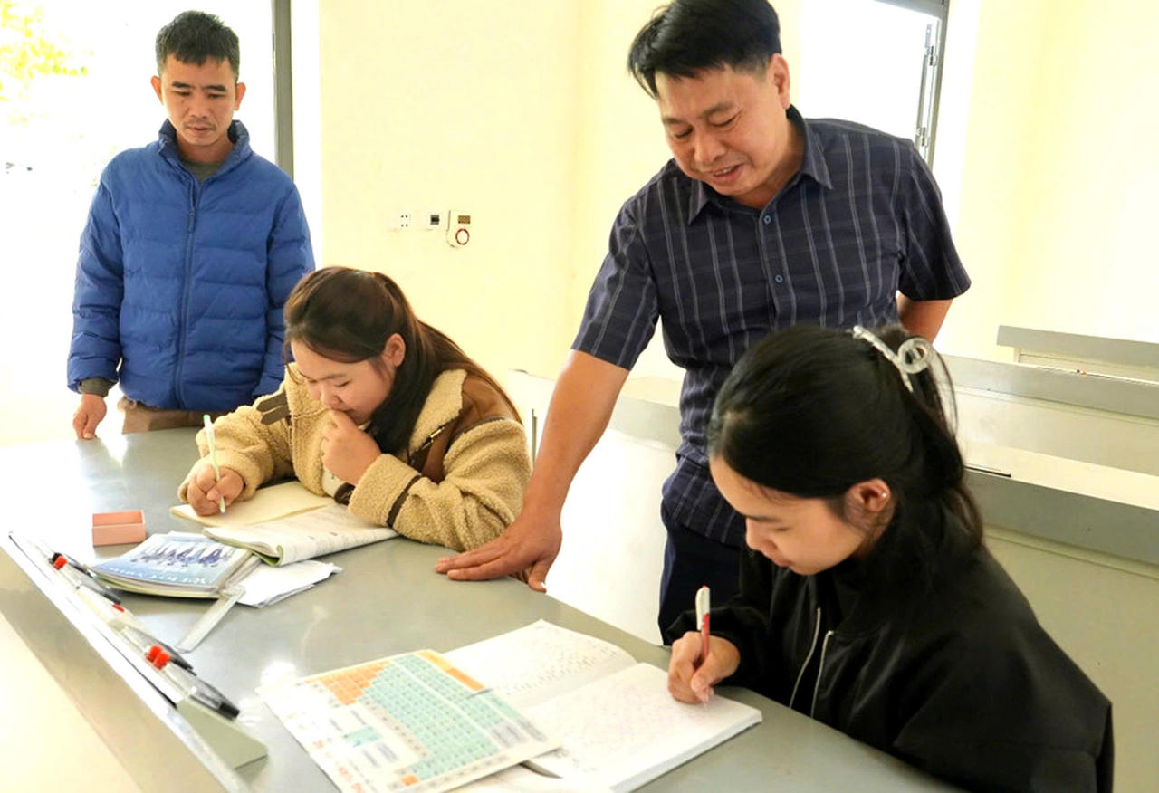 Những bữa cơm trưa giản dị nơi vùng cao có thể chỉ là một thay đổi nhỏ, nhưng đã góp phần làm con đường đến lớp của nhiều học sinh bớt gập ghềnh.