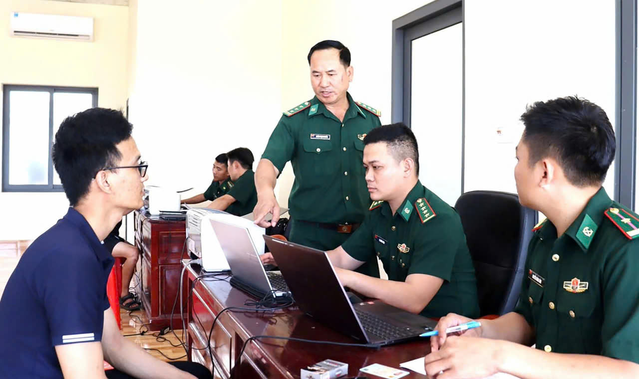 Bộ đội Biên phòng tỉnh Đồng Nai lấy lời khai từ nạn nhân bị lừa sang Campuchia lao động trái phép.  Ảnh Nguyệt Hà