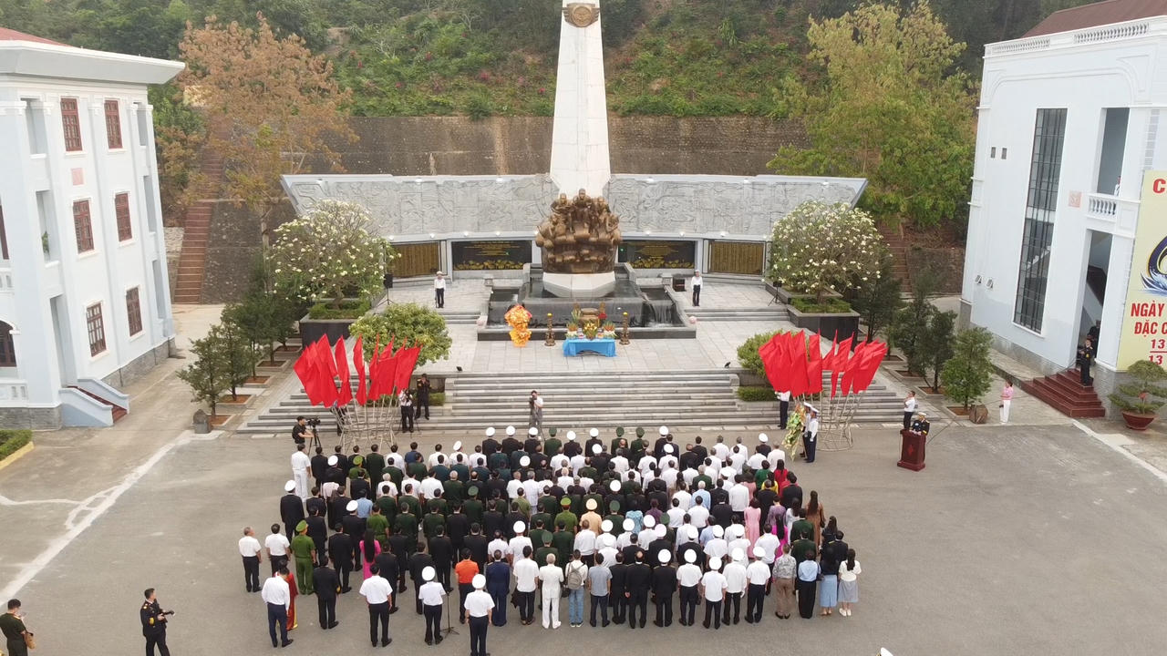 Đại biểu dâng hương đài tưởng niệm các anh hùng liệt sĩ Đặc công Hải quân.