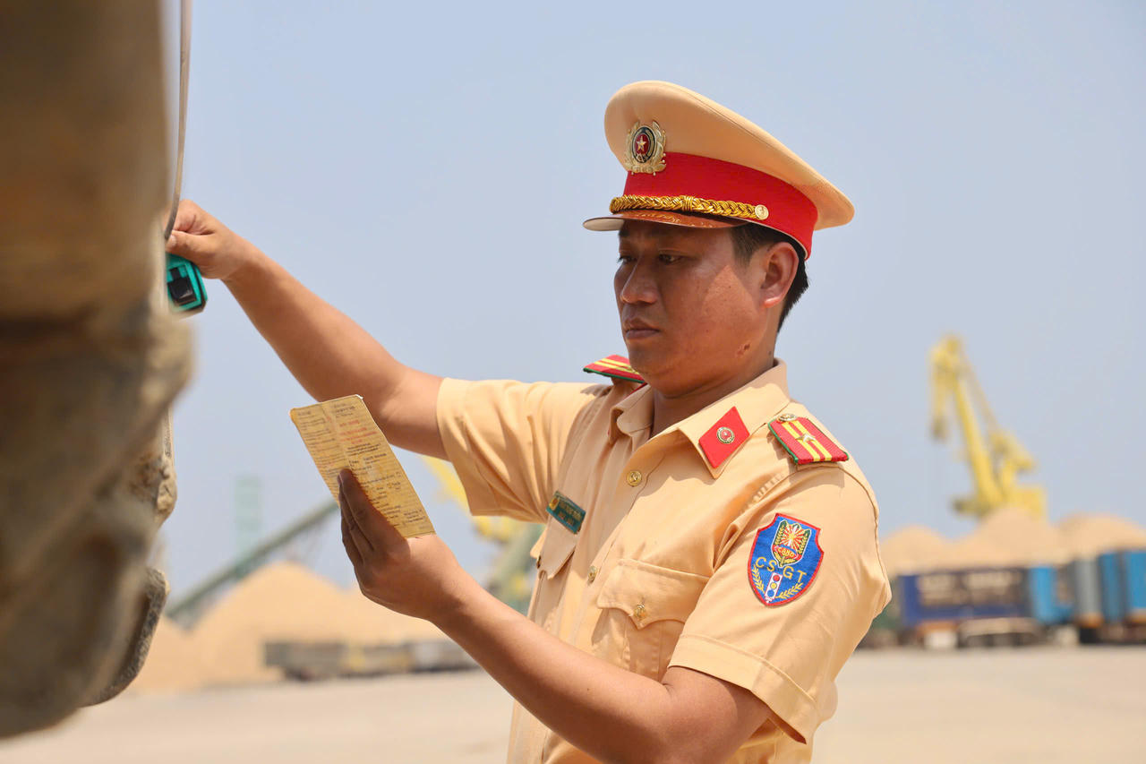 Không chỉ kiểm tra trên đường, lực lượng Công an Quảng Ngãi còn rà soát lại từ hồ sơ đăng ký đến thực tế sử dụng, qua đó kịp thời phát hiện, xử lý các hành vi cơi nới thùng xe, chở quá tải có nguy cơ trực tiếp đe dọa an toàn giao thông và môi trường.