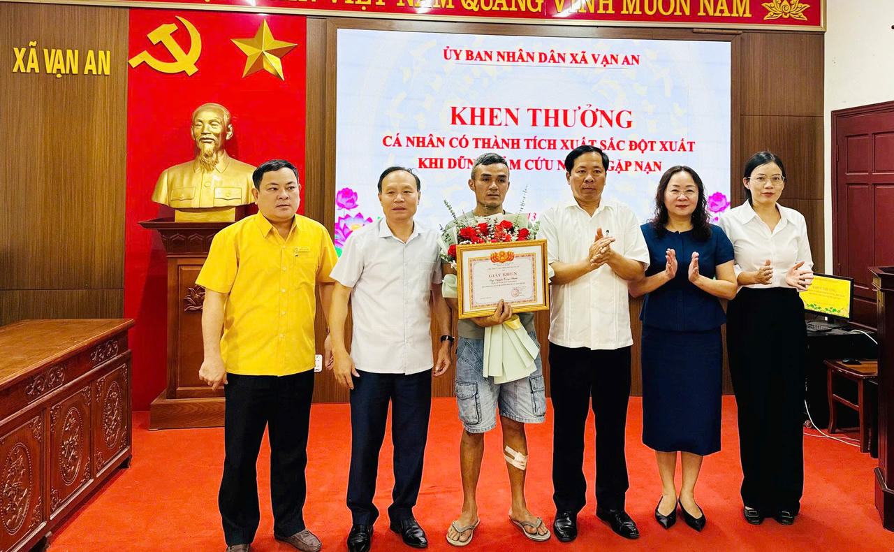 Khen thưởng người đàn ông lao mình xuống sông Lam cứu hai mẹ con trong đêm