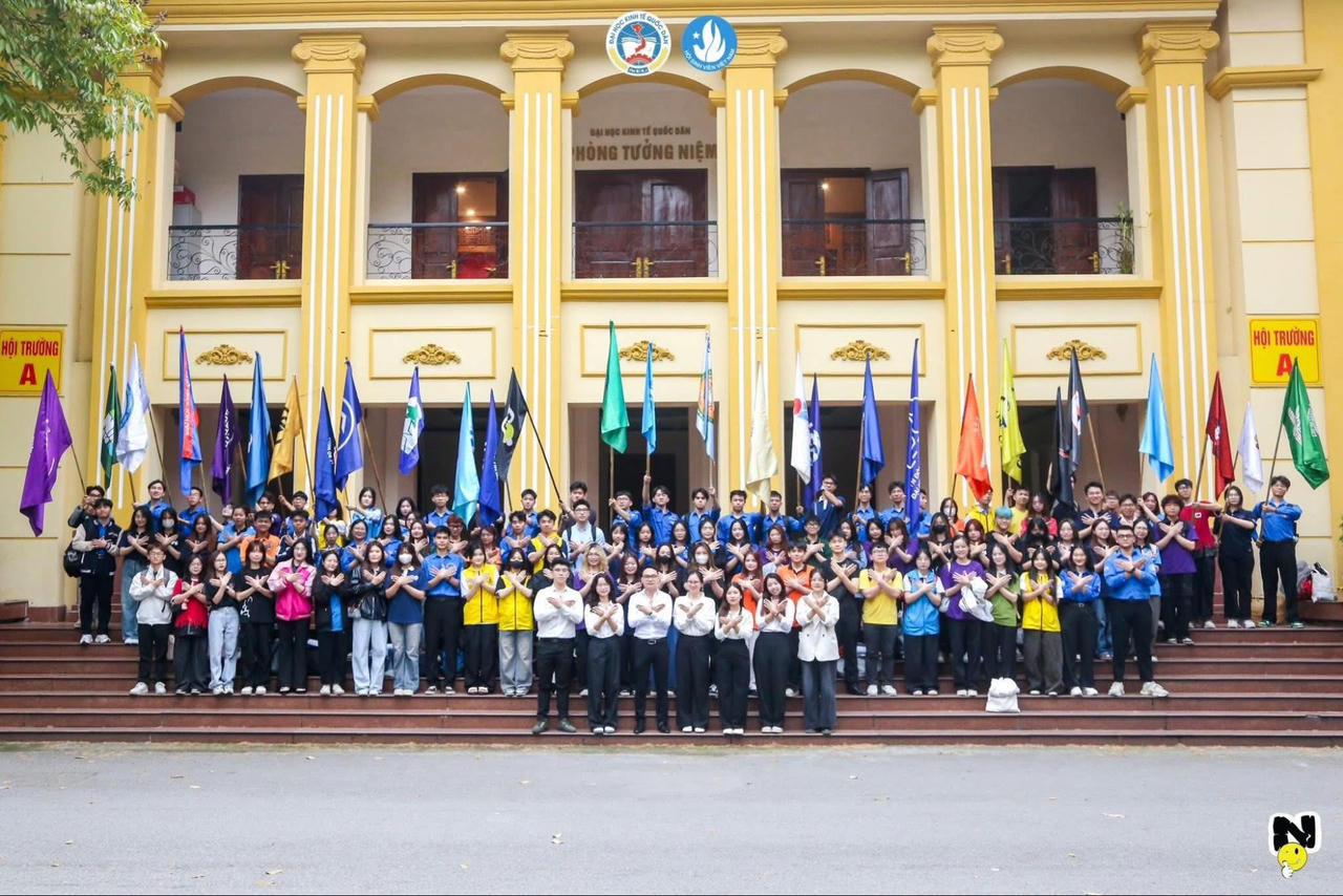 Ảnh tập thể các đơn vị Câu lạc bộ, Tổ đội trực thuộc Hội Sinh viên Đại học Kinh tế Quốc dân